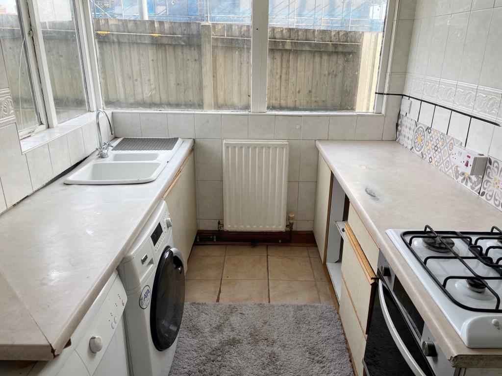 Lot: 120 - THREE-BEDROOM END-TERRACE HOUSE - kitchen